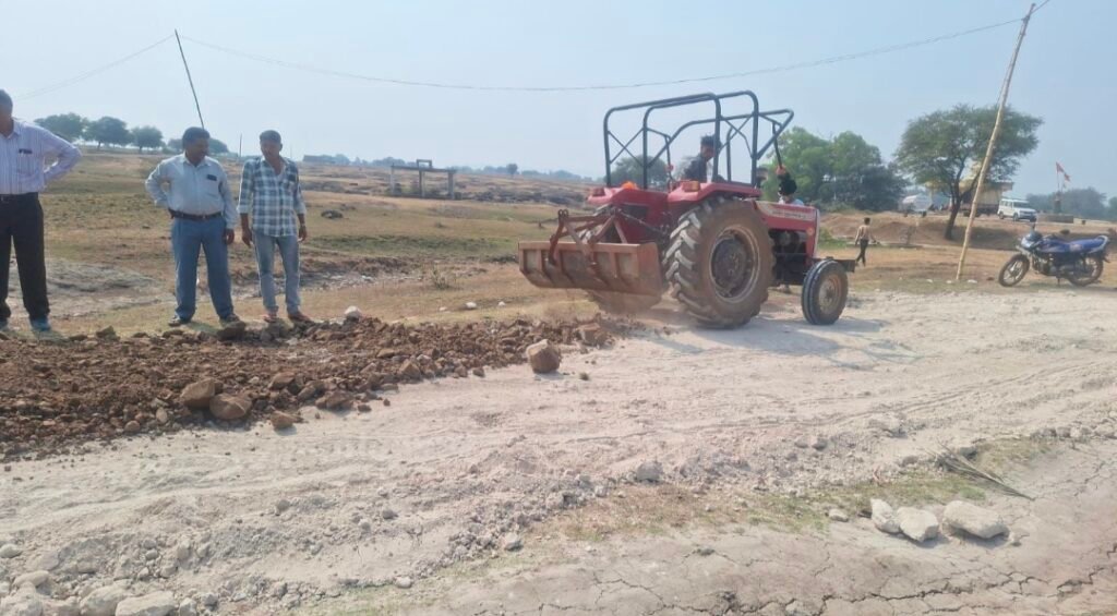 आदिवासी विकास परिषद के प्रदेश उपाध्यक्ष महेश पटेल एवं क्षेत्रीय विधायक सेना महेश पटेल के सहयोग से महाशिवरात्रि से पहले झोतराडा महादेव मंदिर मार्ग का होगा पुनर्निर्माण, श्रद्धालुओं को मिलेगी राहत सेजावाड़ा एवं भाभरा मार्ग से मैला ग्राउंड तक पहुँच आसान बनाने के लिए युद्धस्तर पर शुरू हुआ कार्य