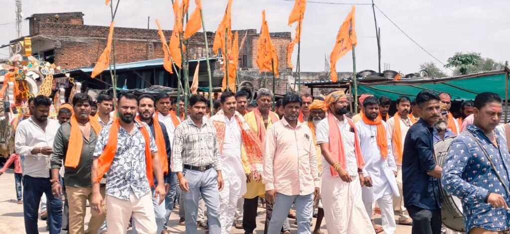 मदरानी भव्य कलश यात्रा के साथ निकली श्री हनुमान मूर्ति प्राण प्रतिष्ठा शोभायात्रा उमड़ा जनसैलाब