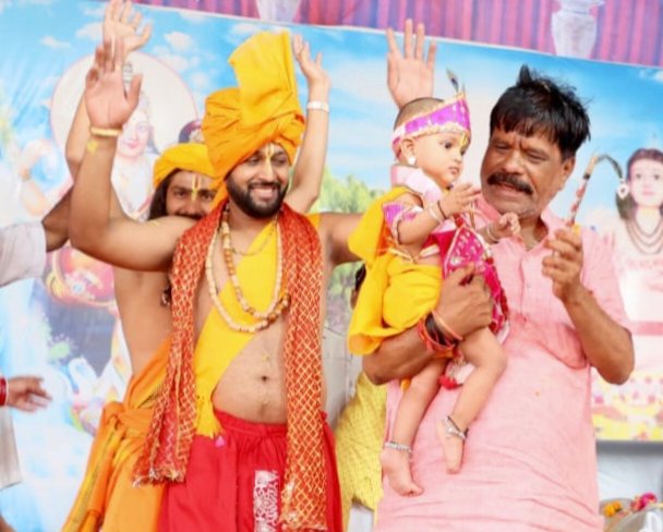 फुटतालाब कलयुग में माता पिता का दर्शन ही भगवान का दर्शन है – पँडित कमल किशोर नागर श्रीकृष्ण जन्म में भावुक हुए श्रद्धालु किये दर्शन तीर कमान और गौ माता का मंदिर भेंट कर जैन ने किया मालवा के संत कमल कमल किशोर नागर जी का अभिनंदन
